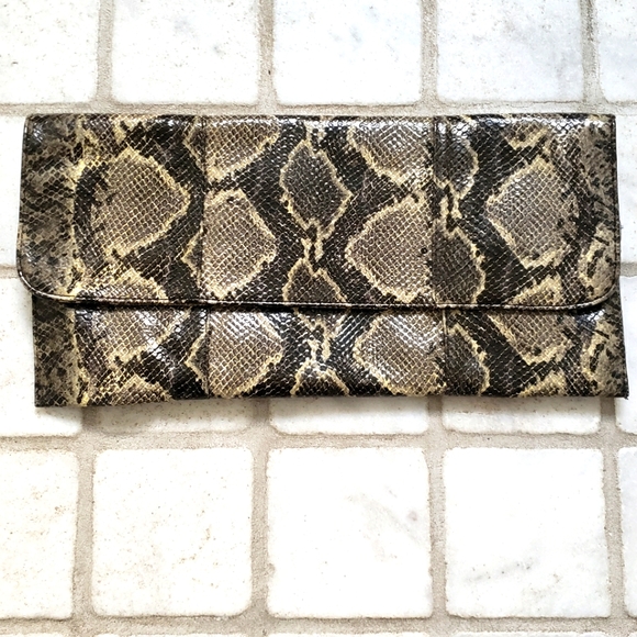 🔥 3/$30 🔥 Snakeskin Design Clutch NWT - Picture 1 of 4